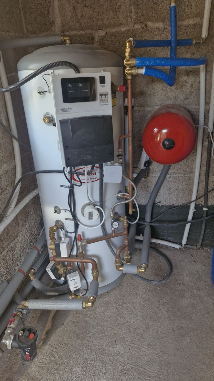 Hot water cylinder and heating controls installation